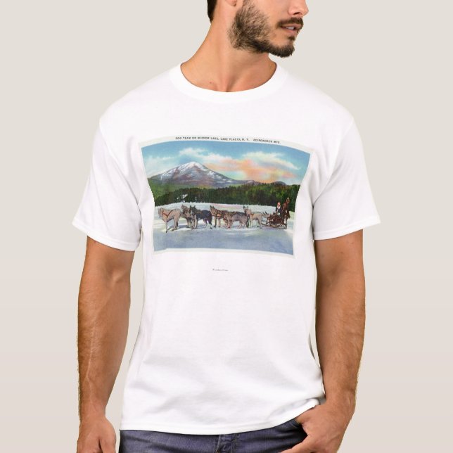 Ansicht eines Dogsled Teams auf Mirror See T-Shirt (Vorderseite)