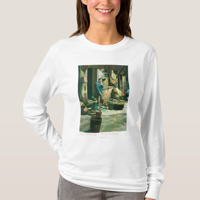 Ansicht eines Mannes, der aus seinem Rohr heraus T-Shirt (Vorderseite)