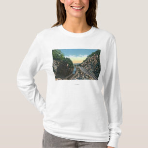 Ansicht eines Zugs neben der Landstraße T-Shirt