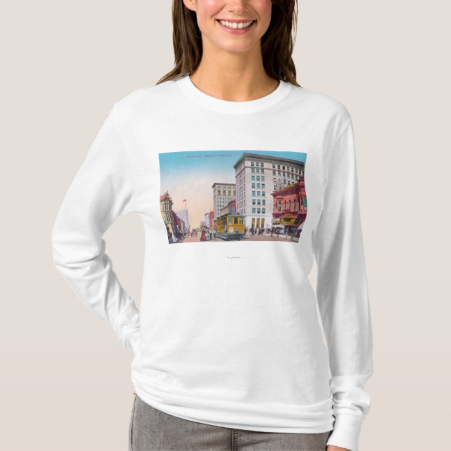 Ansicht von Broadway mit Straße CarOakland, CA T-Shirt (Vorderseite)