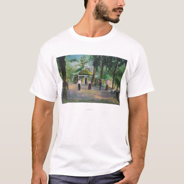 Ansicht von ein Krokett GameHarbin Frühlingen, CA T-Shirt (Vorderseite)