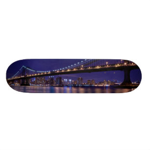 Ansicht von Manhattan-Brücke nachts Skateboard