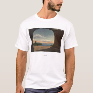 Ansicht von See vom Höhlen-Felsen-Tunnel T-Shirt