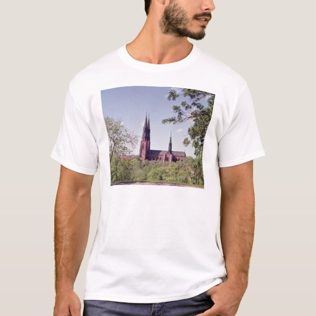 Ansicht von Uppsala-Kathedrale vom Schloss T-Shirt (Vorderseite)