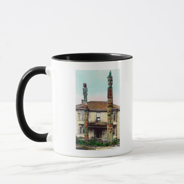 Ansicht von zwei TotempolesWrangell, AK Tasse (Links)