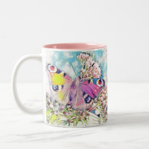 Anstrich eines rosa Schmetterlings auf farbigen Bl Zweifarbige Tasse