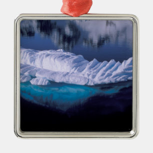 Antarktis, Paradise Bay. Kristallberg Ornament Aus Metall