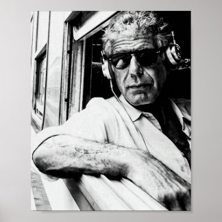 Anthony Bourdain mit Kopfhörern 1 Poster