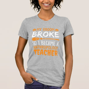 Anthropologie-Lehrer Kaputter Besen Halloween-Desi T-Shirt