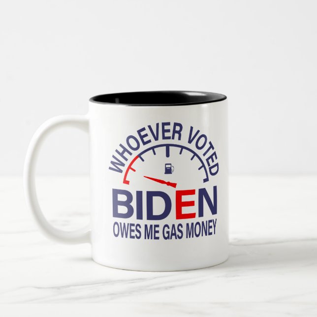 Anti-Biden-Wähler verdienen mir Gasgeld Zweifarbige Tasse (Links)
