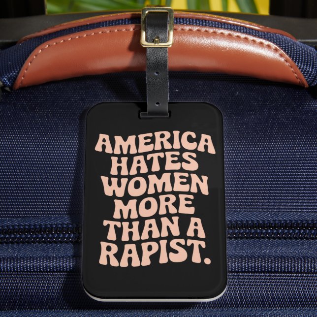 Anti Trump Anti MAGA Protest Feminist Aktivist Gepäckanhänger (Vorderseite Insitu 2)