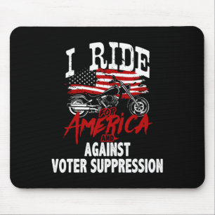 Anti-Trump-Biker widerstehen der Wählerunterdrücku Mousepad