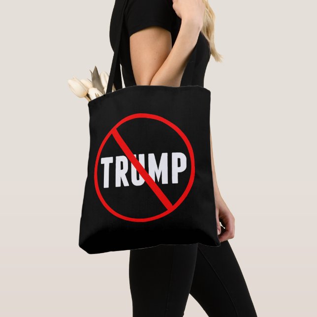 Anti Trump kühne rote Streifen durch Schwarz (Von Nahem)