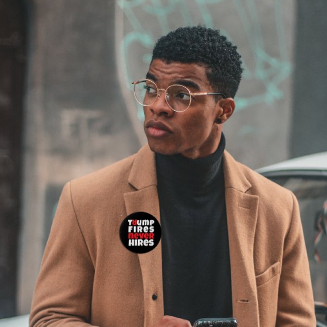 Anti-Trump-Protestmotto rot schwarz Button (Von Creator hochgeladen)