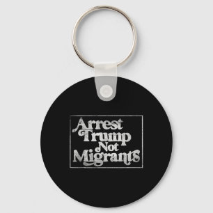 Anti Trump - Verhaften Sie Trump, nicht Migranten  Schlüsselanhänger