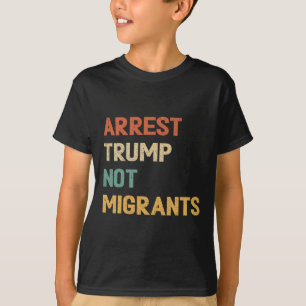Anti Trump - Verhaften Sie Trump, nicht Migranten  T-Shirt