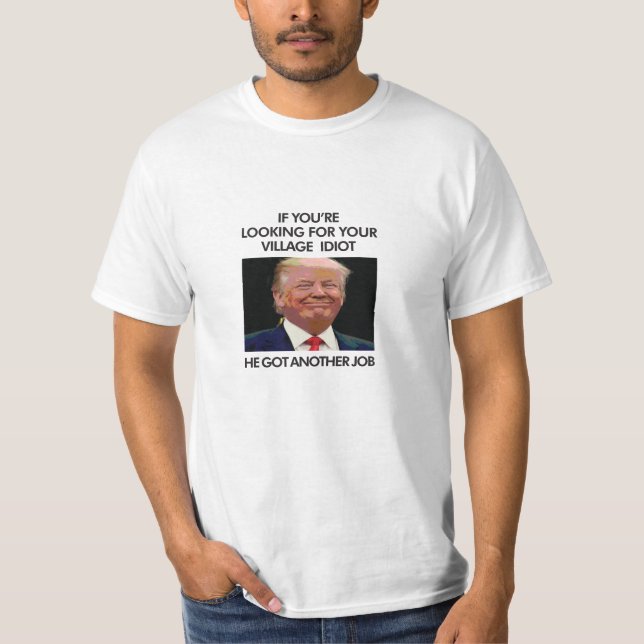 Anti-Trump Village Idiot T-Shirt (Vorderseite)