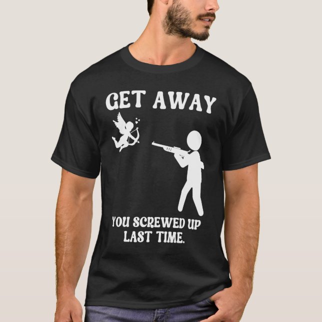 Anti Valentines Day Get Away Cupid  Man Aims Gun T-Shirt (Vorderseite)