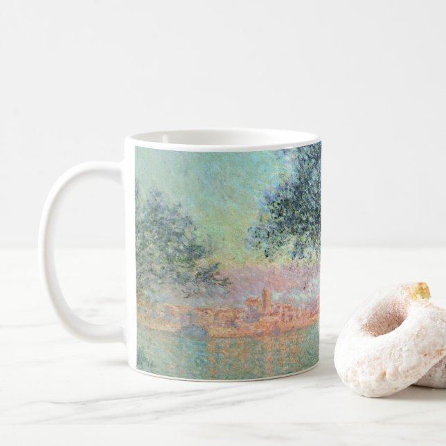 Antibes am Morgen von Claude Monet Kaffeetasse (Mit Donut)