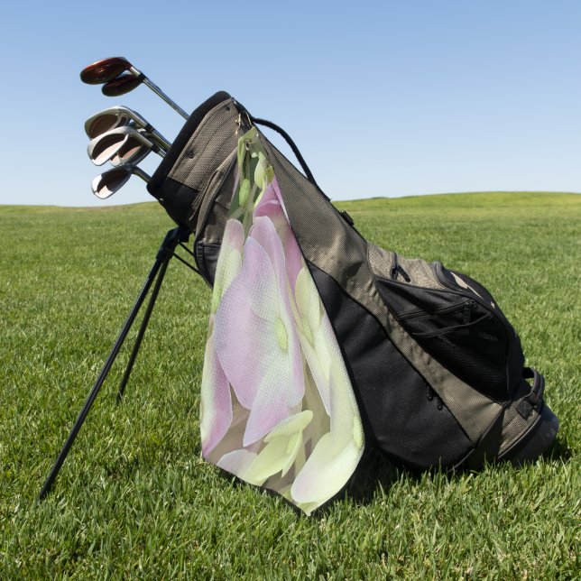 Antik Weiß und Dusty Pink Hydrangea Petals Golfhandtuch (Gras)