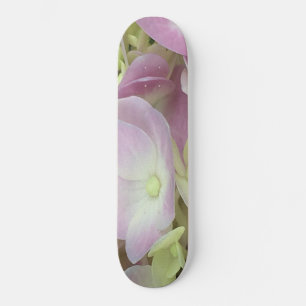 Antik Weiß und Dusty Pink Hydrangea Petals Skateboard