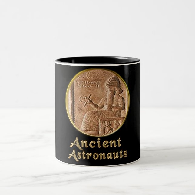 Antike Astronauten Zweifarbige Tasse (Mittel)