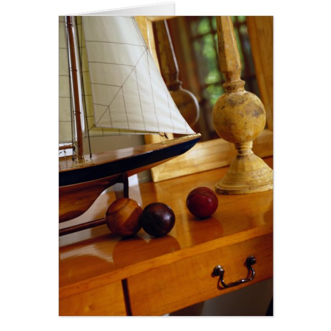 Antike Baseballs am Tisch mit Segelboot (Vorne)