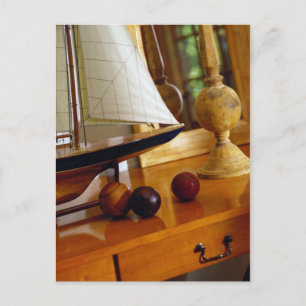 Antike Baseballs am Tisch mit Segelboot Postkarte