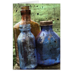 Antike blaue und braune Flaschen
