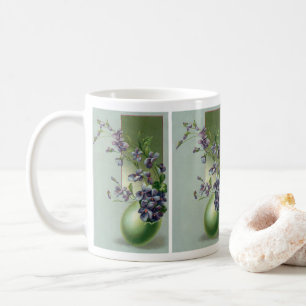 Antike blühende violette Blumen in einem Osterei Tasse