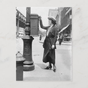 Antike Briefkasten und Frau beim Briefsenden Foto Postkarte