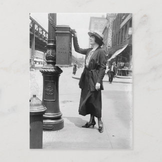 Antike Briefkasten und Frau beim Briefsenden Foto Postkarte