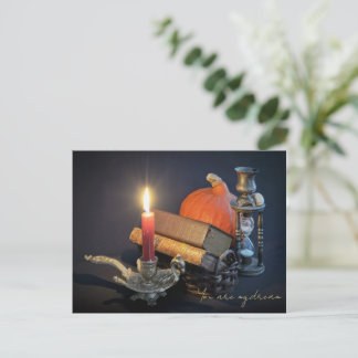 Antike Bücher und Sanduhr auf dunklem Tisch Postkarte