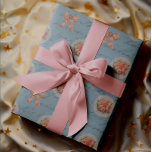 Antike Buchstaben Vintage Rose Seilraupen Geschenkpapier<br><div class="desc">Senden Sie eine süße Nachricht mit diesem schönen Vintagen Stil Design. Antikes Schriftzeichen auf einem verblassten blauen Hintergrund Sets die Bühne für diesen rosa Rosenbuket auf einem altmodischen Spitzen tadellos. Rosa und weiße Keilbugen ergänzen das Muster.</div>