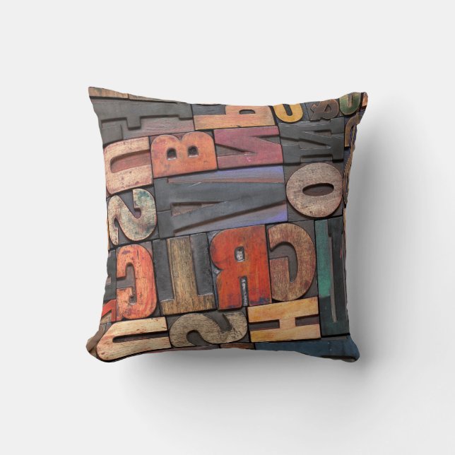 Antike Buchstabenblöcke mit Farbtinte Kissen (Vorderseite)