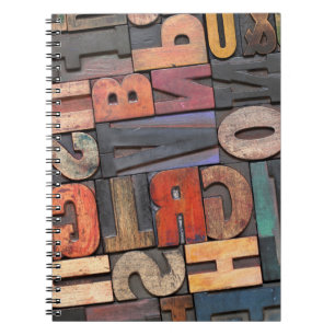 Antike Buchstabenblöcke mit Farbtinte Notizblock