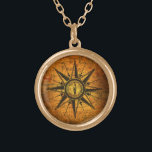 Antike Compass-Rose Vergoldete Kette<br><div class="desc">Ein antikes Kompass-Rose-Ätzchen befindet sich auf einem einzigartigen Hintergrund und zeigt eine antike englische Landkarte auf einem antiken Buchcover.</div>