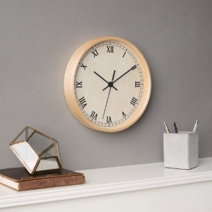 Antike cremefarbene Wanduhr