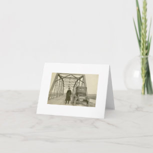 Antike echte Fotokarte mit Mann und Auto