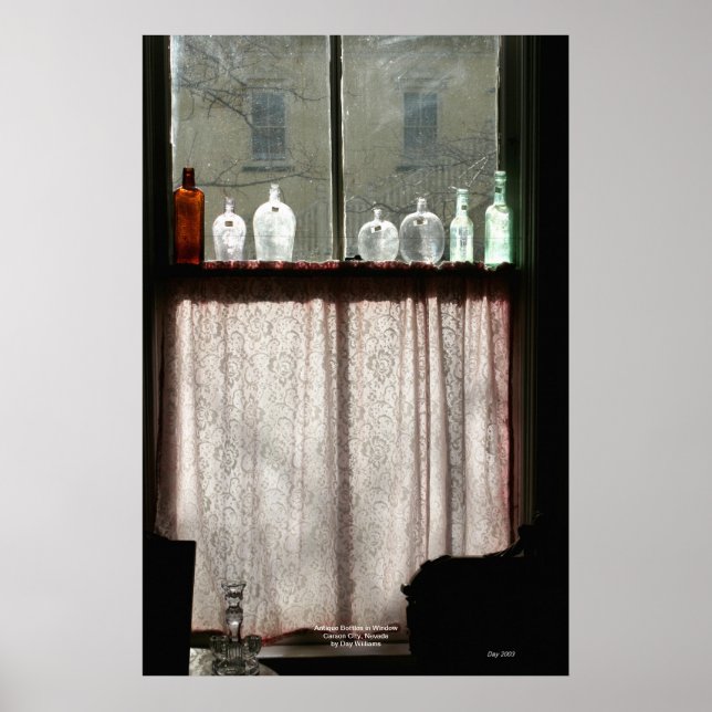 Antike Flaschen in Window, Carson City, Nevada Poster (Vorne)
