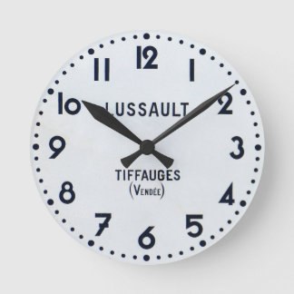 Antike französische Uhr. Runde Wanduhr