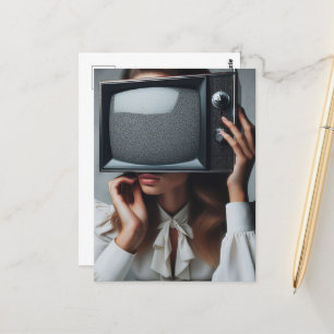 Antike Frau hält Fernseher vor ihr Gesicht Postkarte