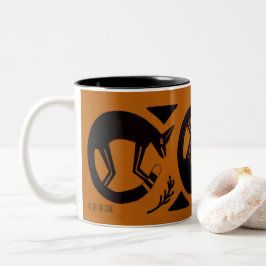 Antike Füchse und Blume auf orangefarbener Tasse