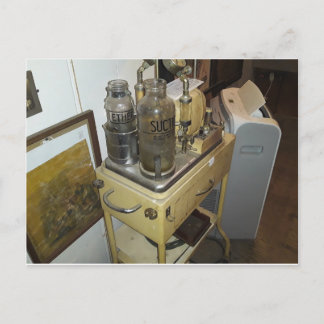 Antike gruselige Arztausrüstung Postkarte