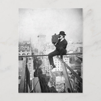 antike Kamera auf einem Stadt-Hochhaus Vintage-Fot Postkarte