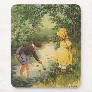 Antike Kinder, Junge und Mädchen spielen am Bach Mousepad