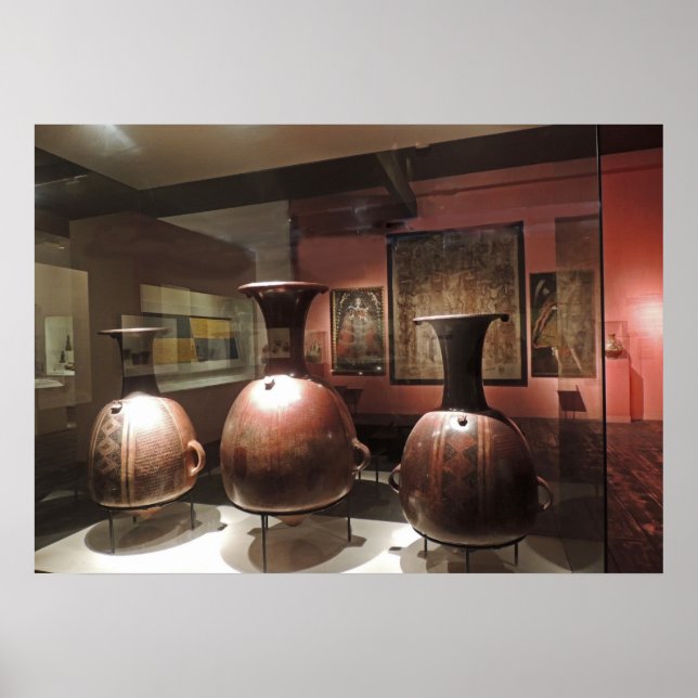Antike Kunstgegenstände in einem peruanischen Muse Poster (Vorne)