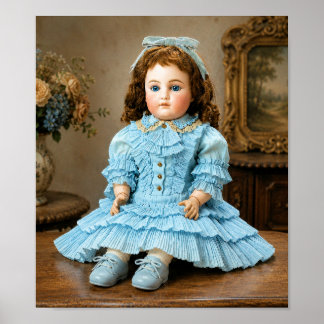 Antike Porzellanpuppe in blauem Outfit Poster