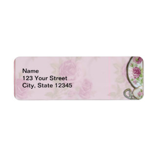Antike rosa Rosen-Teetasse auf Mauve