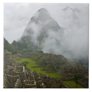 Antike Ruinen von Machu Picchu mit Anden Fliese